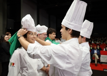 ESCOLA DE HOTELARIA DE FTIMA CELEBRA ENTREGA DE DISTINTIVOS COM CERIMNIA REPLETA DE SIMBOLISMO