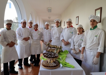 GRANDE PARTICIPAO DA COMUNIDADE LOCAL NO MERCADINHO DOCE DA ESCOLA DE HOTELARIA DE FTIMA