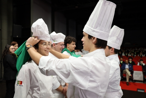 ESCOLA DE HOTELARIA DE FTIMA CELEBRA ENTREGA DE DISTINTIVOS COM CERIMNIA REPLETA DE SIMBOLISMO